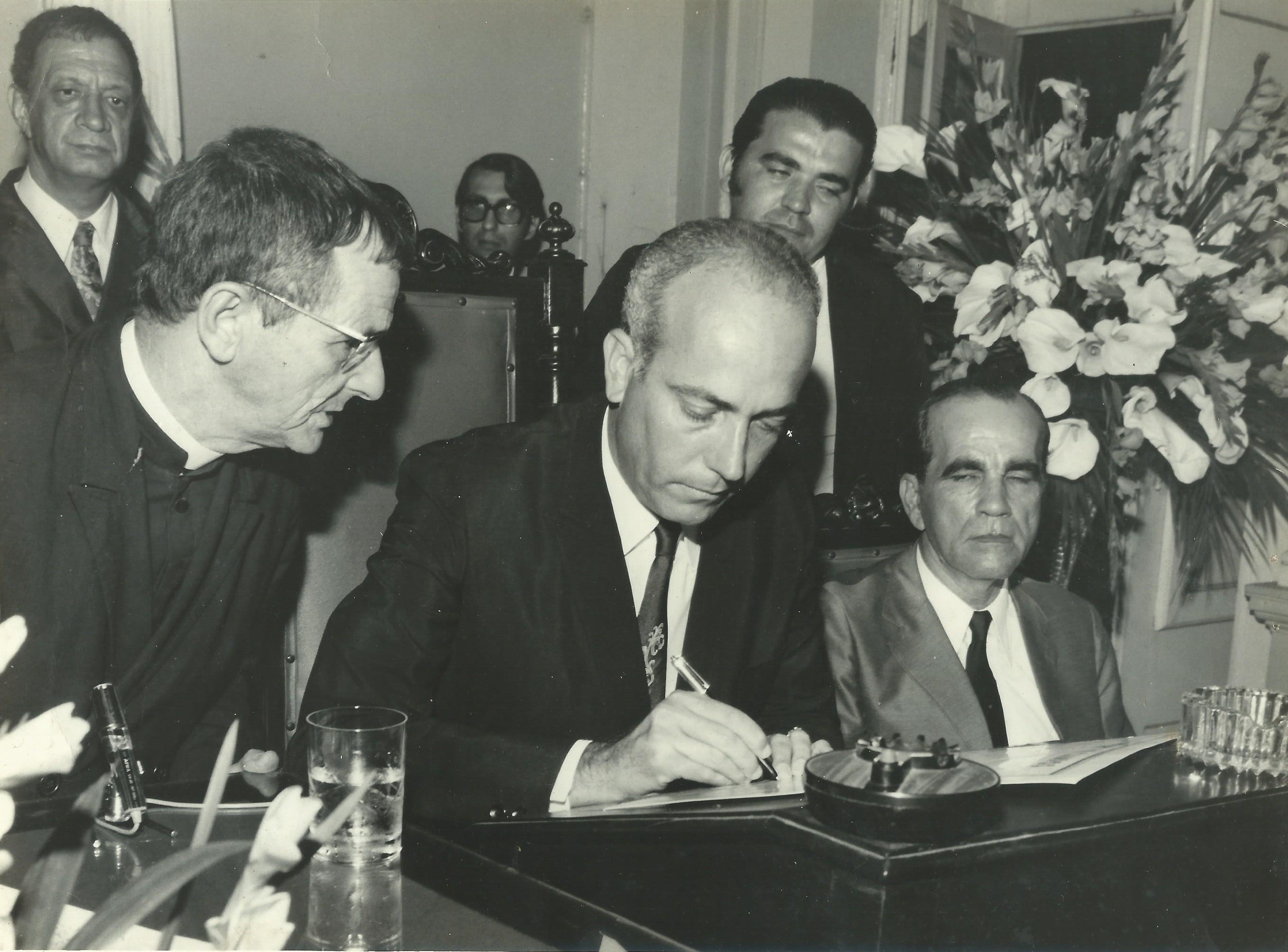 À esquerda, Padre Antônio do Rosário, Presidente da Câmara de Campos, Rockefeller Felisberto de Lima e Theotônio Ferreira de Araújo (vice governador do Estado do Rio de Janeiro)